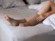 Comment mettre des bas de contention pieds ouverts ?
